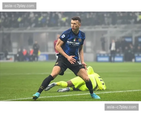 战术分析：国米小因扎吉的3-5-2体系如何成功限制奥斯梅恩