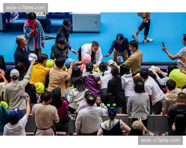 场边花絮：小球迷冲入场内拥抱偶像，被保安礼貌带离