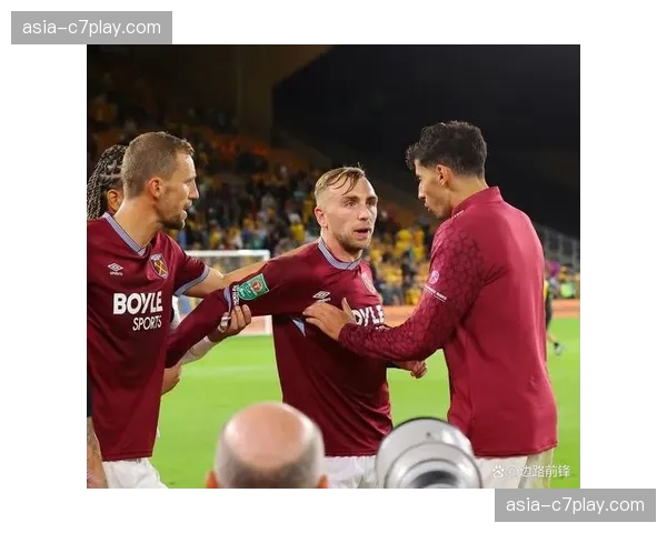 特写：VAR长时间介入判定西汉姆联进球无效，伦敦体育场嘘声四起