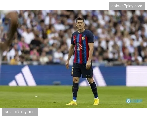 快讯:莱万多夫斯基点射破门,巴萨1-0领先阿拉维斯 快讯:莱万多夫斯基点射破门,巴萨1-0领先阿拉维斯