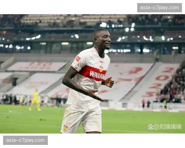 即时：曼联前锋霍伊伦德进球后伤退，拉什福德替补登场