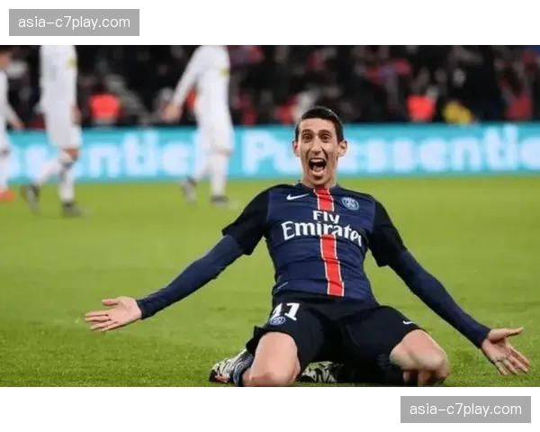 前巴黎球星迪马利亚现身王子公园球场看台,观看老东家比赛