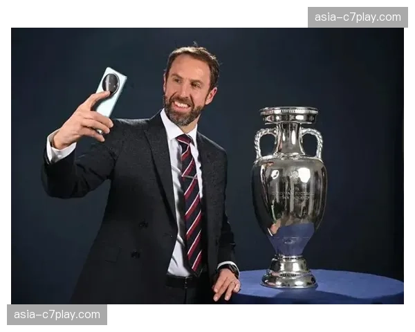 英格兰队公布大名单,索斯盖特称将考察那些“在俱乐部擅长执行压迫战术的球员” 英格兰队公布大名单,索斯盖特称将考察那些“在俱乐部擅长执行压迫战术的球员”